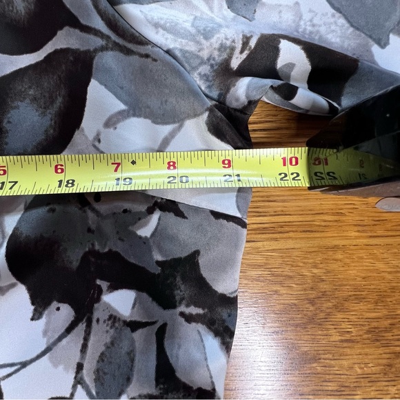 ⭐️ East 5th Shades of Gray Leafy Print Top Size XL Ruffle Neck Tie Waist - Picture 9 of 13